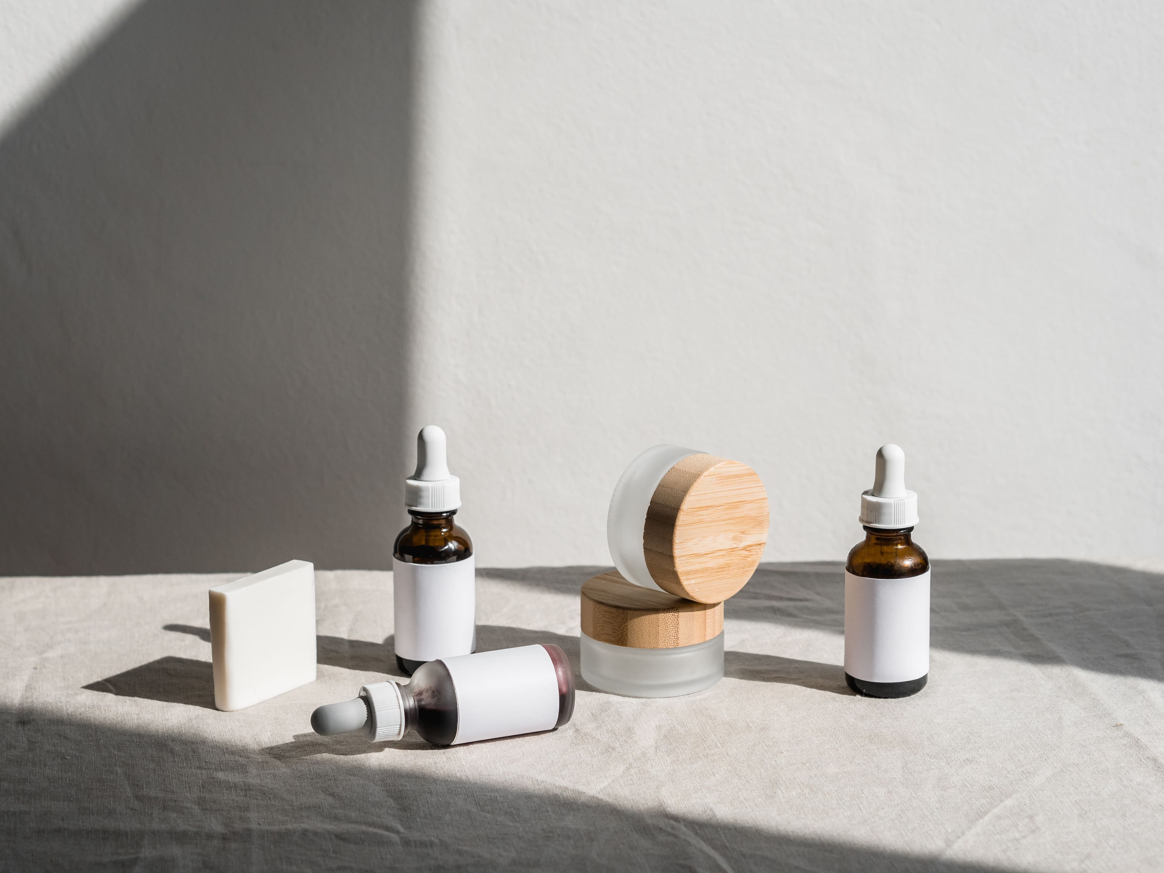 Frasco de cuidado facial sobre superficie mineral